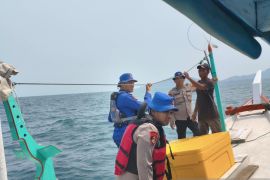 Satpolairud Polres Bangka berhasil evakuasi kapal nelayan rusak mesin
