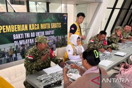 Kodam XII/Tanjungpura bagikan 1.000 kacamata bagi warga perbatasan