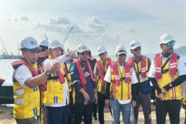 Governor reviews progress of 3,75 kilometers Pulau Laut bridge
