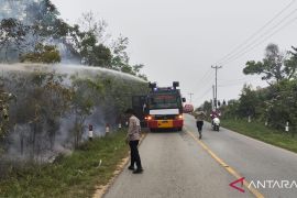 Brimob Polda Kalbar dan BPBD cegah karhutla di permukiman warga Sintang