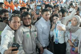 Layani foto karyawan IWIP, Seskab hampir tertinggal rombongan Presiden