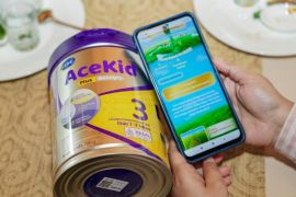 AceKid ajak orang tua mengecek sendiri sumber susu dan proses produksinya melalui sistem keterlacakan pada kemasan