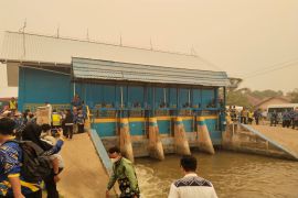 Evaluasi Polder Alabio dalam kunjungan lapangan di HSU