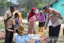 Polda Papua Barat Daya salurkan 10.000 liter air untuk warga di Warmon Kokoda