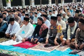 Pemkab Lombok Timur menggelar shalat istisqa memohon turunnya hujan