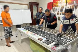 Satresnarkoba Polrestabes Medan ringkus kurir 450 pod getar asal Malaysia