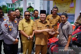Pemkab Nagan Raya salurkan 17 traktor dan empat mesin perontok padi