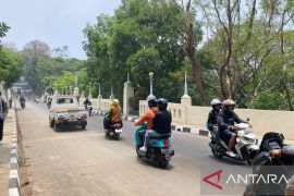 Pemkot Cimahi membuka akses roda empat lewati Jembatan Raden Demang