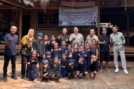 Pegadaian Kanwil IX Jakarta 2 salurkan pengaliran air bersih dan sembako warga Desa Baduy Luar