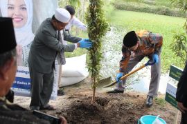 Kepala Badan POM dialog dan tanam pohon di Pesantren Narmada