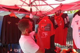 Penonton mulai berburu merchandise MotoGP Indonesia 2026