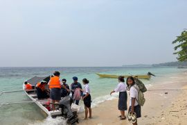 Polairud Malut ambil inisiatif layani penyeberangan pelajar di Pulau Morotai