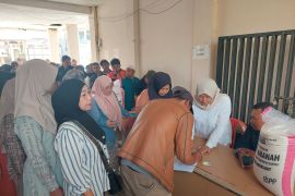 Bandung Barat menyalurkan 10 ton beras ke korban longsor Cisarua
