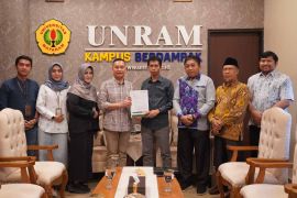 Bank NTB Syariah memberikan beasiswa ke mahasiswa Unram