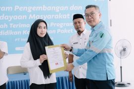 PT Vale Indonesia serahkan ijazah Paket C warga Pomalaa