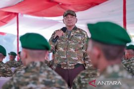 Menhan tekankan kesiapan tempur prajurit di perbatasan Kalbar