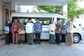 BCA salurkan mobil operasional untuk Ponpes Lirboyo Kediri
