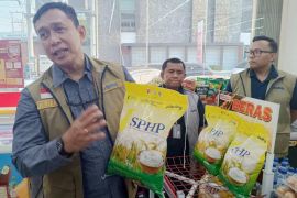 Bulog pastikan beras tersedia dan sesuai HET di ritel modern Mataram