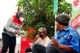 Pertamina bagikan 10.000 masker untuk warga di Palembang