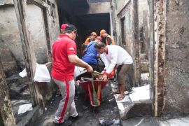 Pemkot Jaktim dan PMI bersihkan puing kebakaran di Kampung Melayu