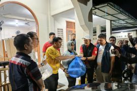 Bank Nagari Salurkan 400 Bantuan Makanan pada Warga Terdampak Banjir di Koto Tangah dan Kuranji
