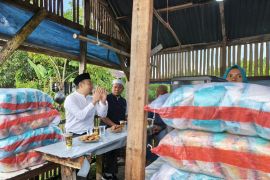 Rahmat Saleh Salurkan Bantuan Pangan untuk Dapur Umum Korban Banjir Padang