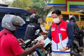 Pertamina bagikan 1.000 masker gratis pada dua SPBU di Sorong
