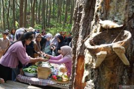 Pasar jadul Pangupo Jiwo Lereng Wilis Trenggalek diserbu pengunjung