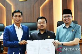 Ketua DPRD Batang Hari pimpin penandatanganan kesepakatan perubahan APBD 2026