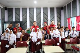 Hasyim menjenguk siswa korban dugaan keracunan MBG