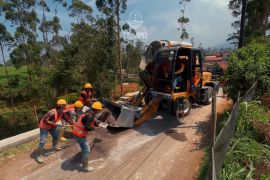 Jabar menghadirkan 18 mobil pengaduk beton akselerasi jalan desa