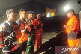 Tim SAR evakuasi empat penumpang longboat hilang kontak akibat kabut