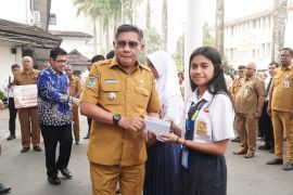 Wali Kota Ambon dorong budaya menabung bagi pelajar tingkatkan literasi dan inklusi keuangan