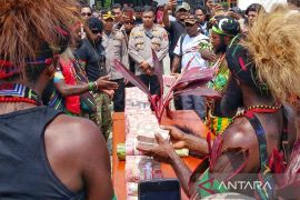 Polres Nabire mediasi penyelesaian pertanggungjawaban adat Rp6 miliar