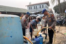 Polresta Sorong Kota salurkan 1.500 liter air bersih bagi Warga Doom