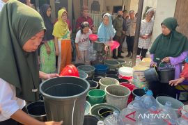 BPBD Kota Cirebon menyalurkan 407 ribu liter air ke wilayah dilanda kekeringan