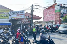 Puluhan polisi dikerahkan atur antrean SPBU di Denpasar