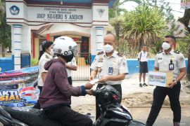 Imigrasi Maluku bagikan masker pada masyarakat hindari asap karhutla
