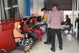 Cegah penularan penyakit, Brimob Kaltara bagikan masker di rumah sakit