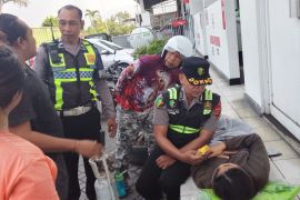Polres Jembrana evakuasi warga yang kejang saat antre mengisi BBM