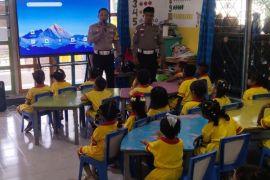 Polres Biak tanamkan budaya tertib lalu lintas dengan datangi sekolah