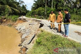 Pemkab Nagan Raya kerahkan personel tangani dampak erosi sungai