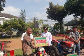 Pemkab Tulungagung salurkan enam alsintan kepada petani