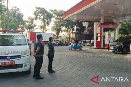 Petugas kesehatan siaga di SPBU di Badung