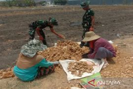 TNI bantu atasi kesulitan air bersih warga Desa Pamekasan