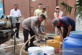 Polres Bangka distribusi ribuan liter air bersih