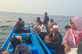 Basarnas pastikan keselamatan 16 penumpang longboat kehabisan bahan bakar di Halsel
