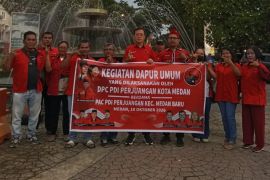 Dapur Umum PDI Perjuangan Medan sasar pengguna jalan di Djamin Ginting, ratusan makanan dibagikan gratis