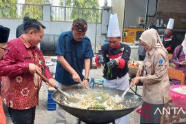 Siswa SMK Kartanegara Kediri masak dan makan bersama nasi goreng
