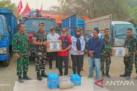Danrem 045 Bangka Selatan berikan bantuan material bangunan korban kebakaran Serdang